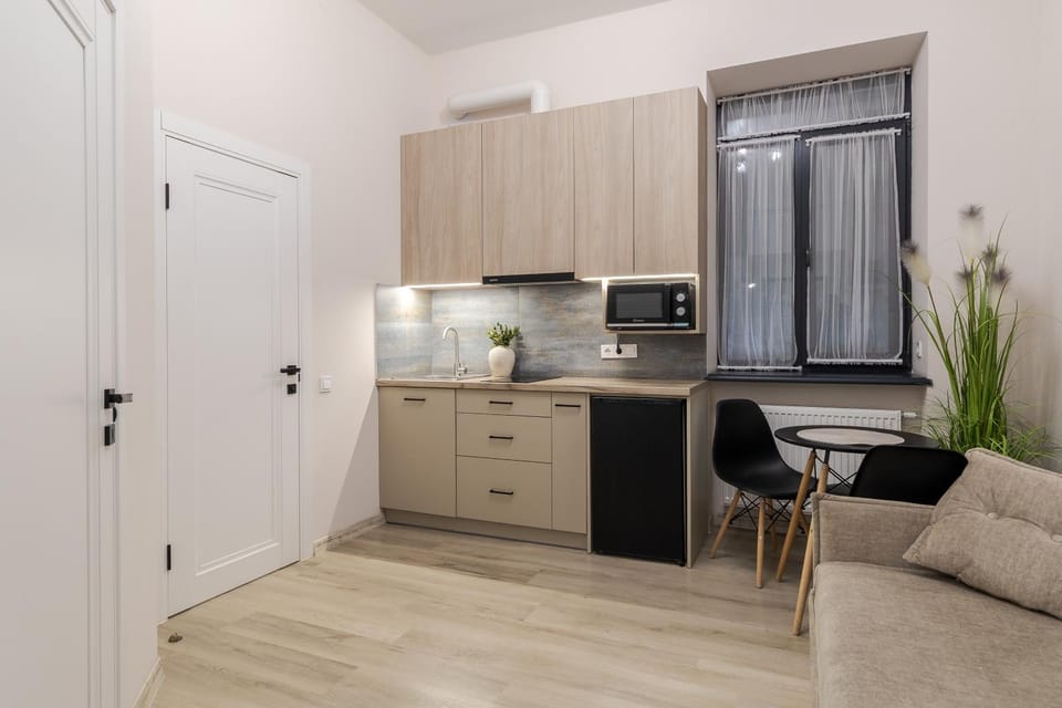 Kitchen or kitchenette, Dining area