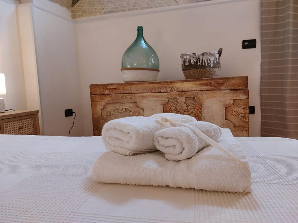 Bed, towels