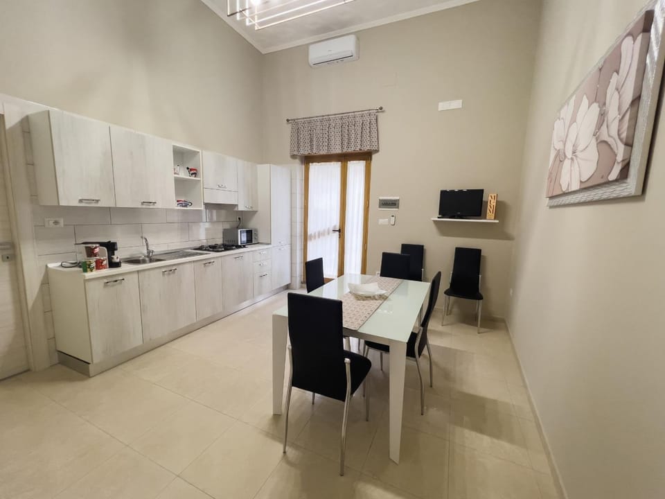 Kitchen or kitchenette, Living room, Seating area, Dining area, stove