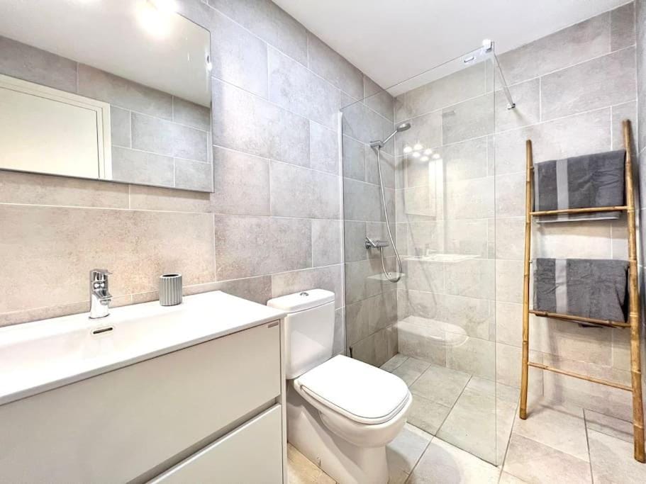 Shower, Toilet, Bathroom, towels