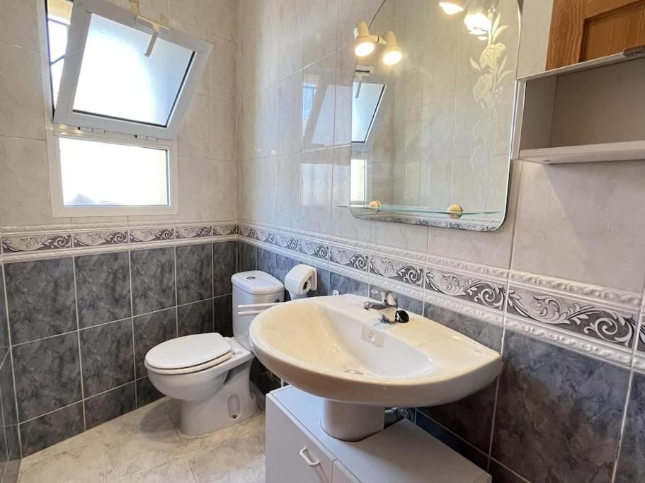 Toilet, towels