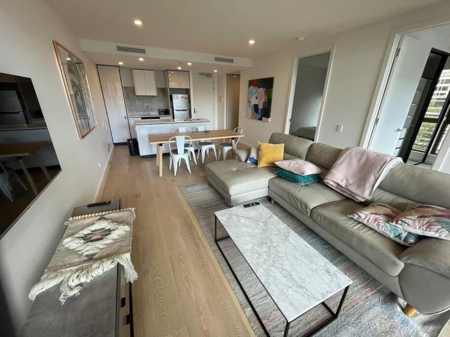 Lovely CBD two bedroom apartment free parking gym and sauna Apartment in Canberra