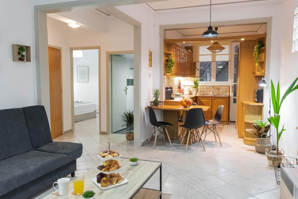 Kitchen or kitchenette, Living room, Food and drinks, Seating area, Dining area