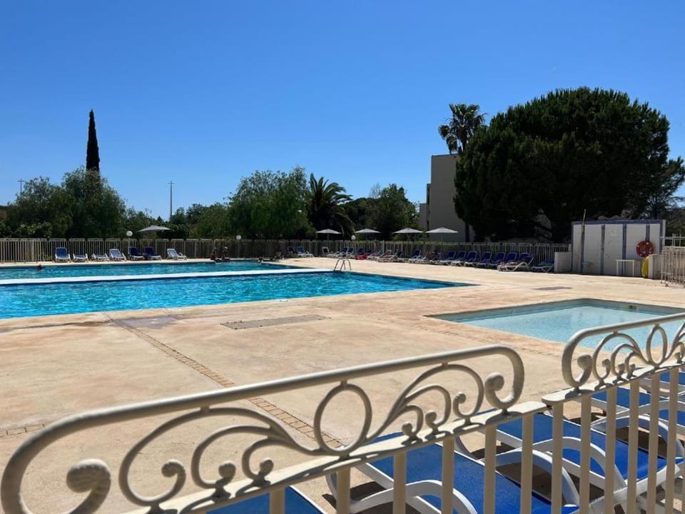 Joli T2 Climatisé proche plage dans résidence Vacance Apartment in La Londe-les-Maures