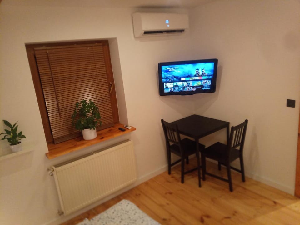 TV and multimedia, Seating area, Dining area, air conditioner