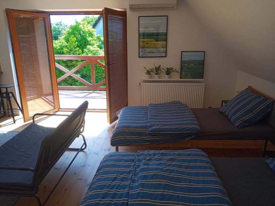 Bed, Living room, Seating area, Bedroom, air conditioner