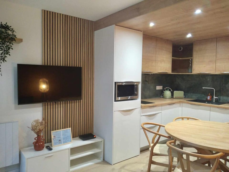TV and multimedia, Kitchen or kitchenette, Living room, Dining area, oven