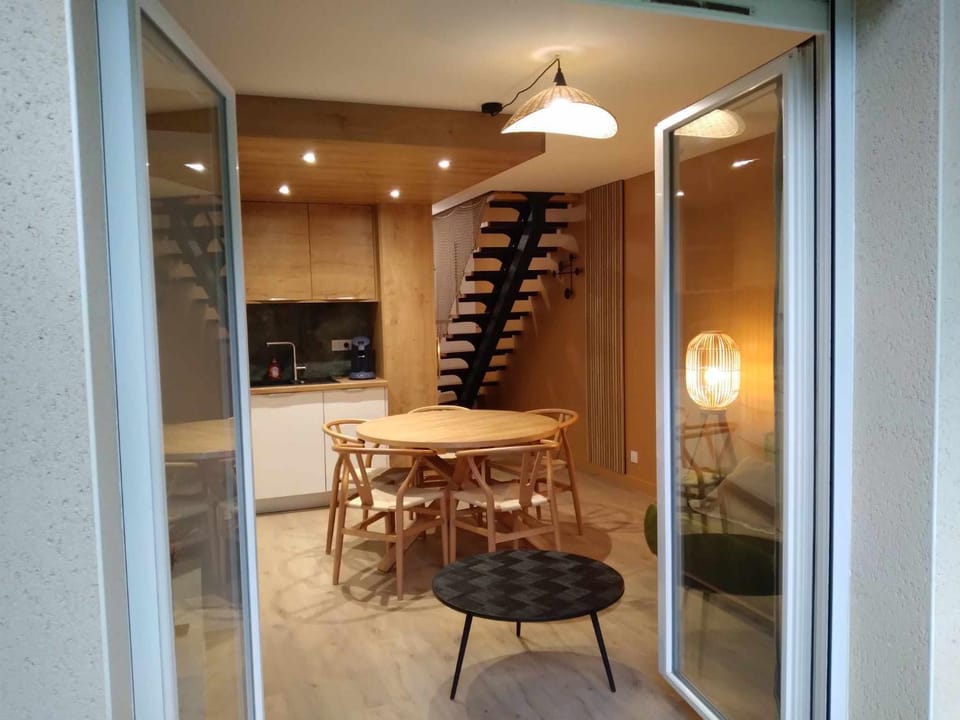 Kitchen or kitchenette, Dining area
