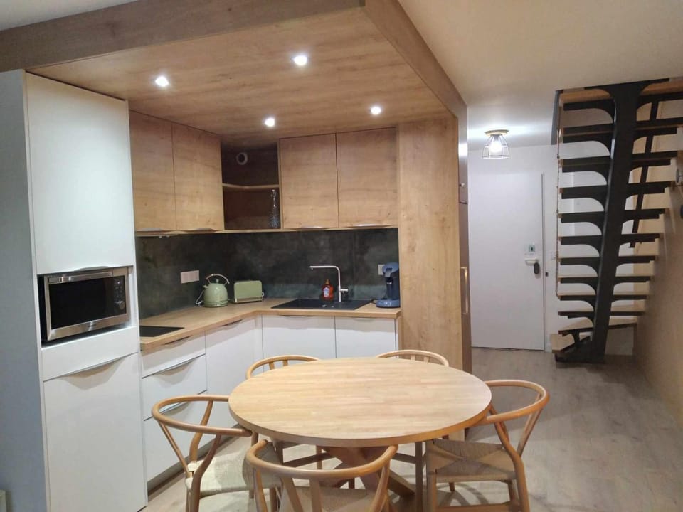 Kitchen or kitchenette, Dining area