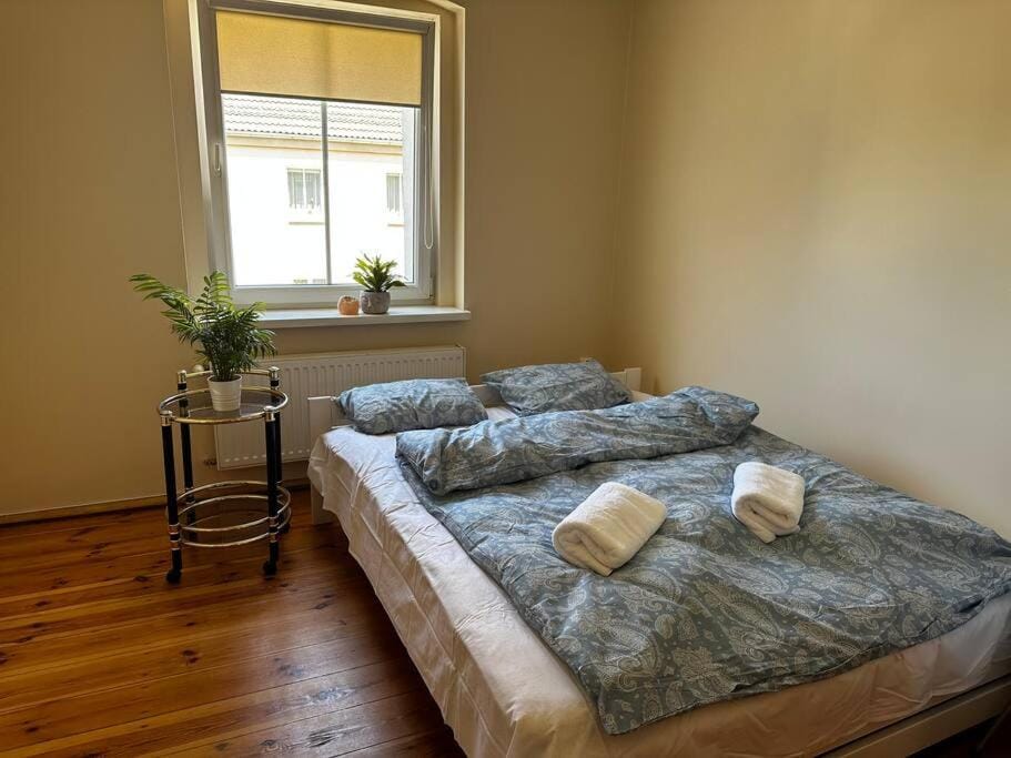 Bed, Bedroom, towels