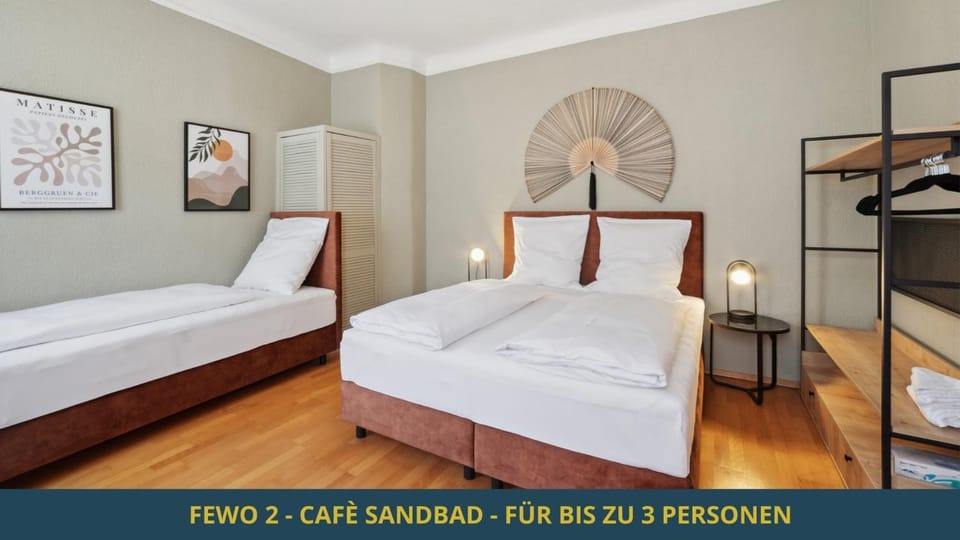 Bed, Photo of the whole room, Bedroom, Text overlay, towels