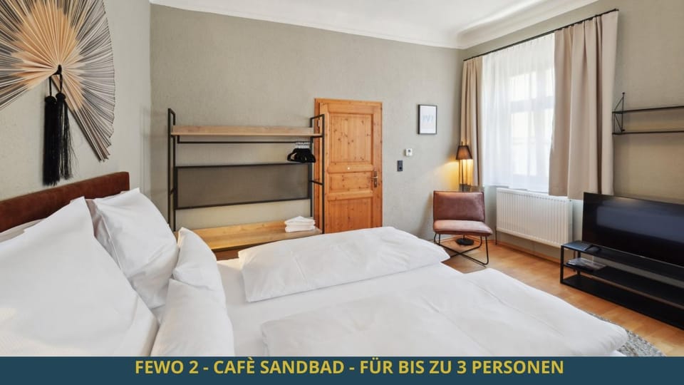 Bed, TV and multimedia, Photo of the whole room, Bedroom, Text overlay, wardrobe