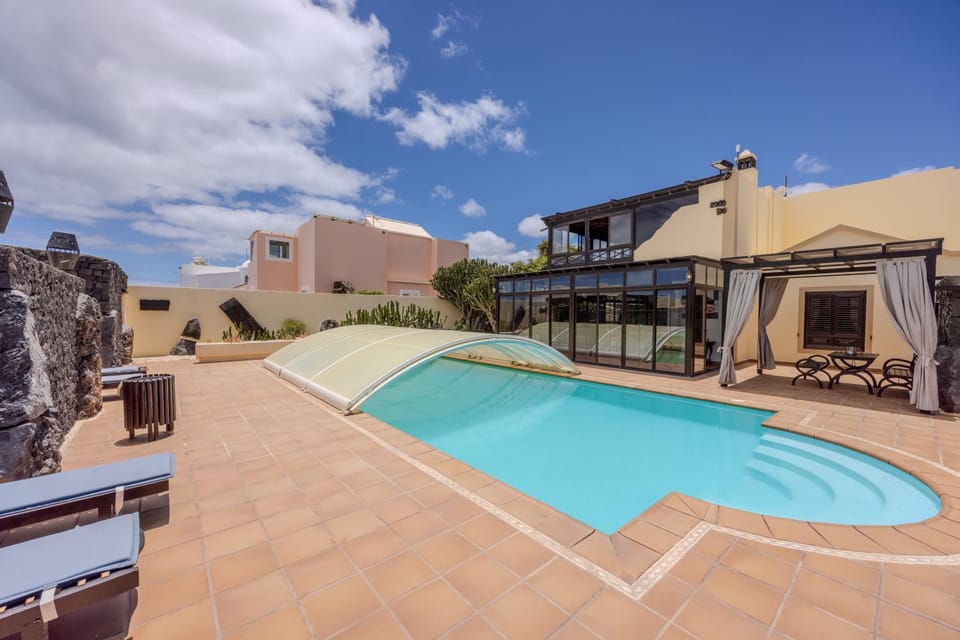 Property building, Balcony/Terrace, Swimming pool, Swimming pool, sunbed