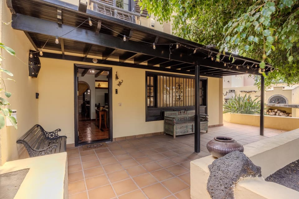 Property building, Facade/entrance, Balcony/Terrace