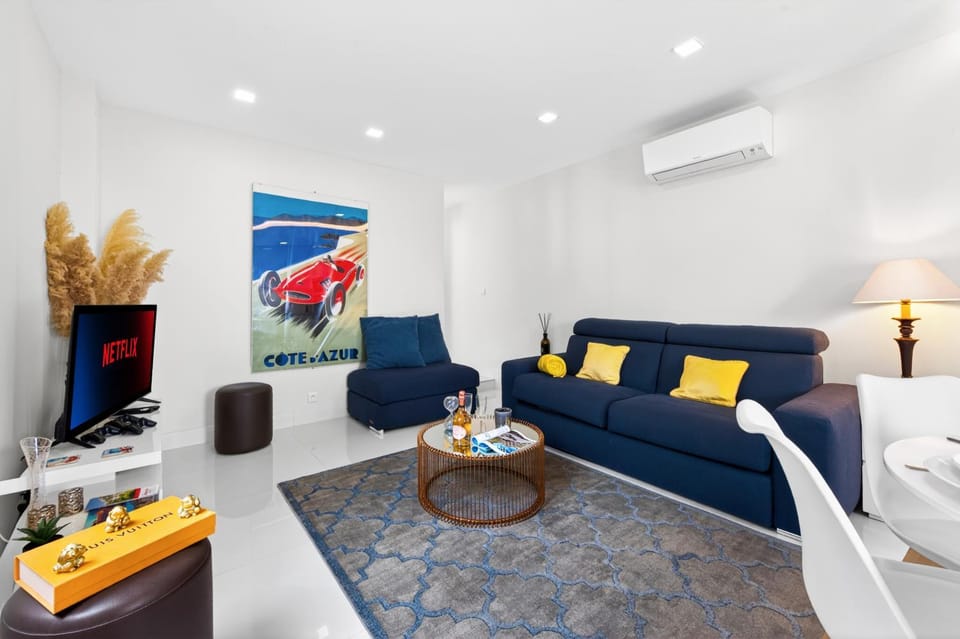 TV and multimedia, Living room, Seating area, air conditioner