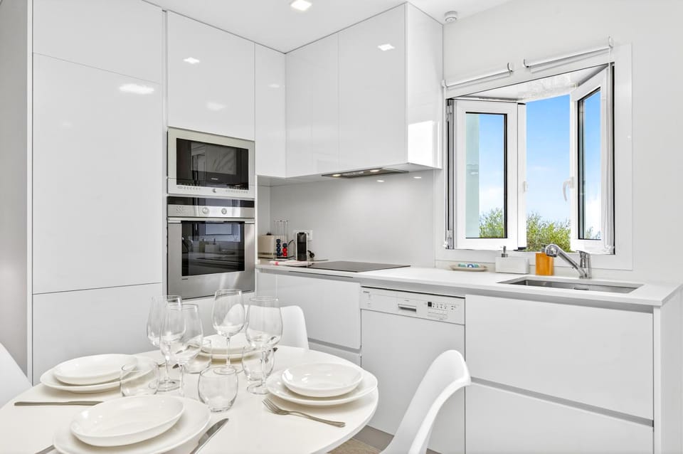 Coffee/tea facilities, Kitchen or kitchenette, Dining area, dishwasher, oven, stove, toaster