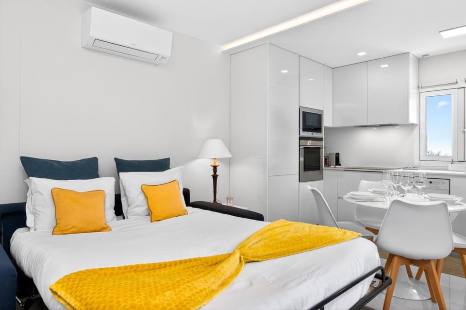 Bed, TV and multimedia, Kitchen or kitchenette, Living room, Seating area, Dining area, air conditioner