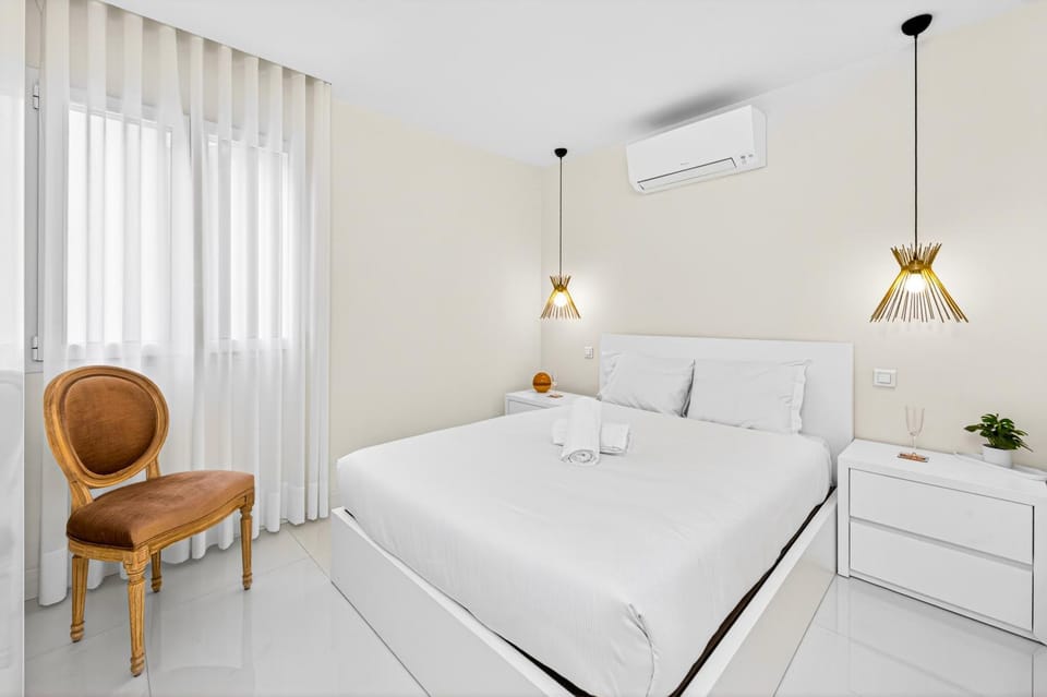 Bed, Photo of the whole room, Bedroom, air conditioner