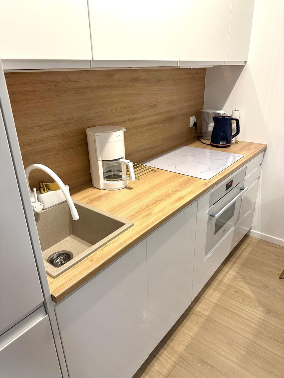 Coffee/tea facilities, Kitchen or kitchenette, stove