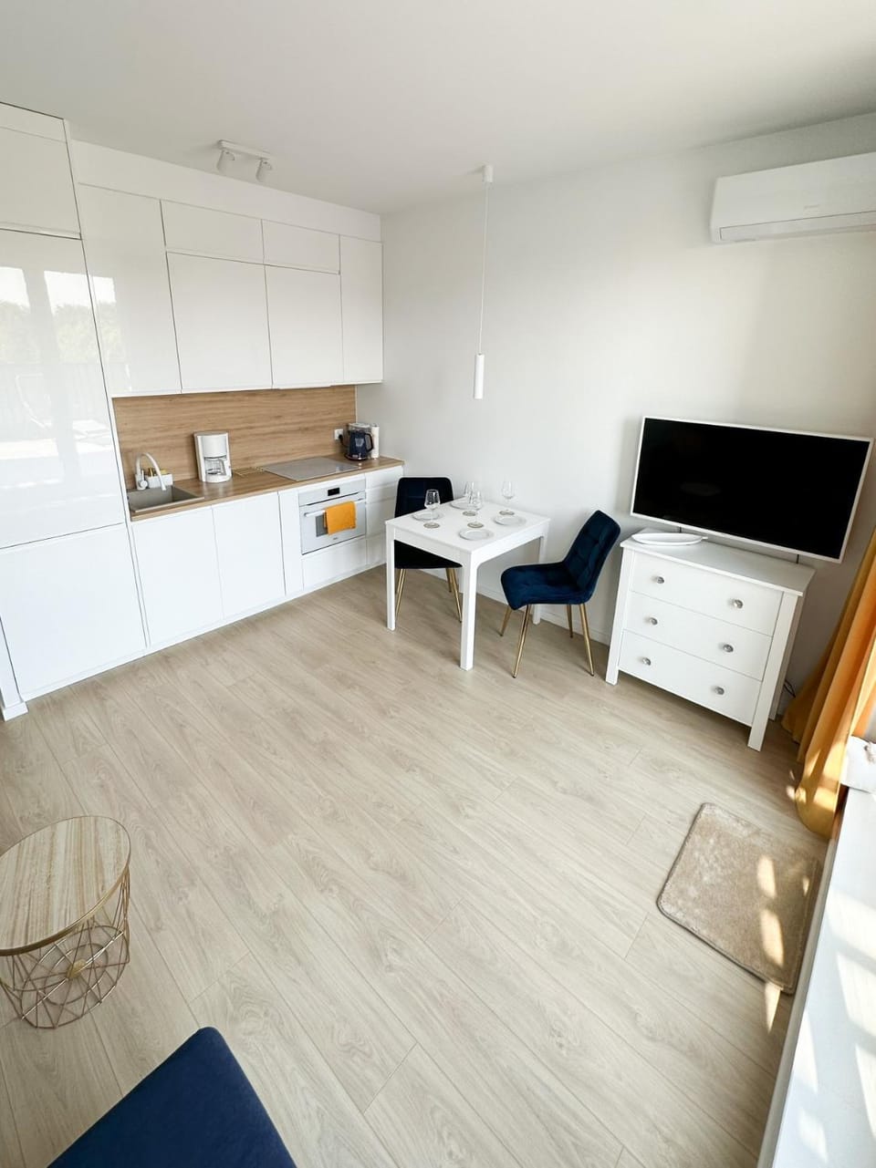 Living room, Dining area, pet friendly, kitchen