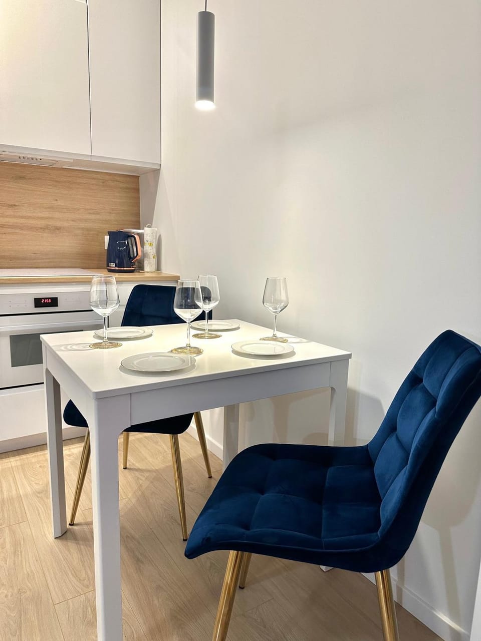 Kitchen or kitchenette, Seating area, Dining area, stove