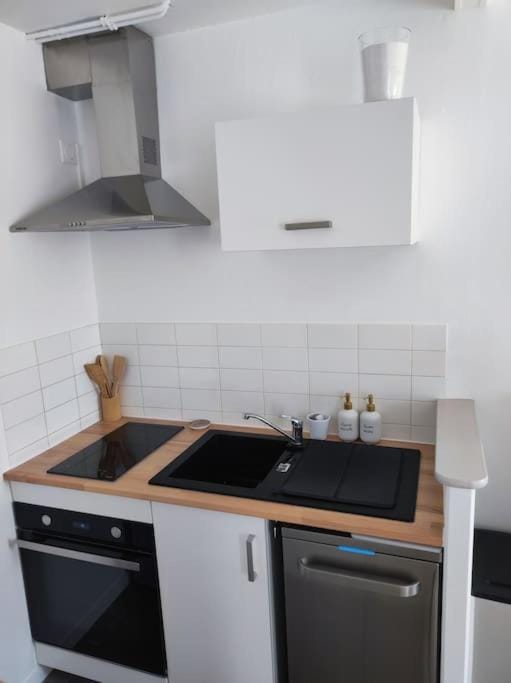 Kitchen or kitchenette, dishwasher, stove