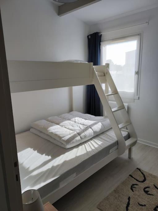 Bed, Photo of the whole room, Bedroom, bunk bed