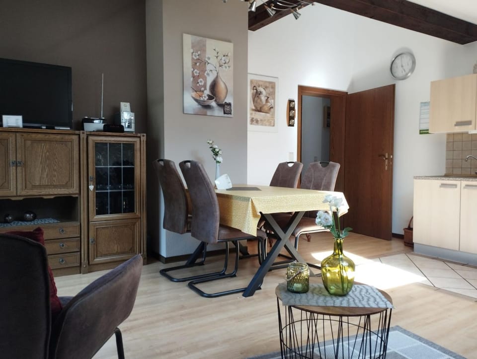 Kitchen or kitchenette, Seating area, Dining area
