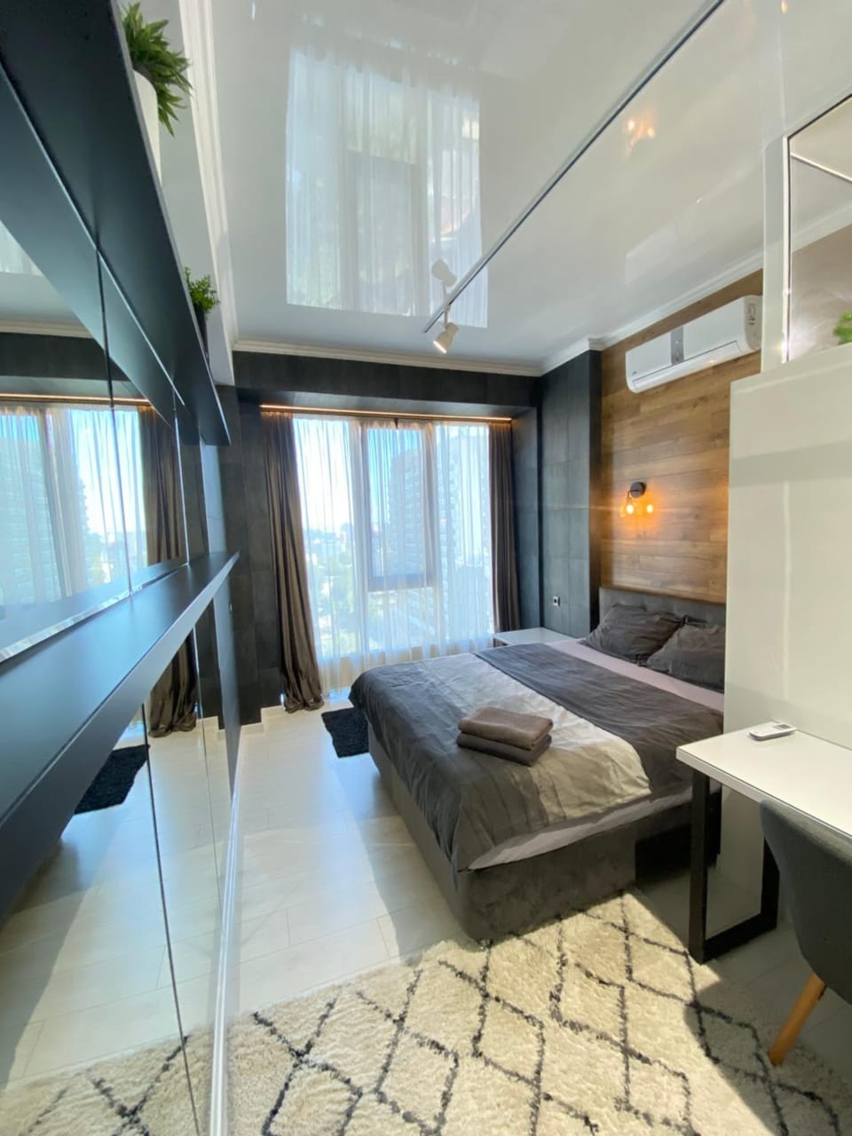 Bed, Photo of the whole room, Seating area, Bedroom, towels