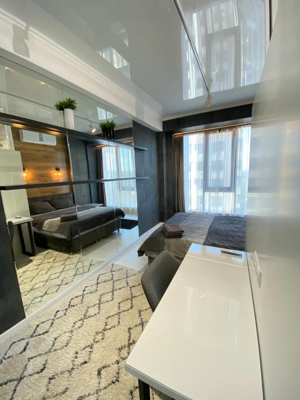 Photo of the whole room, Seating area