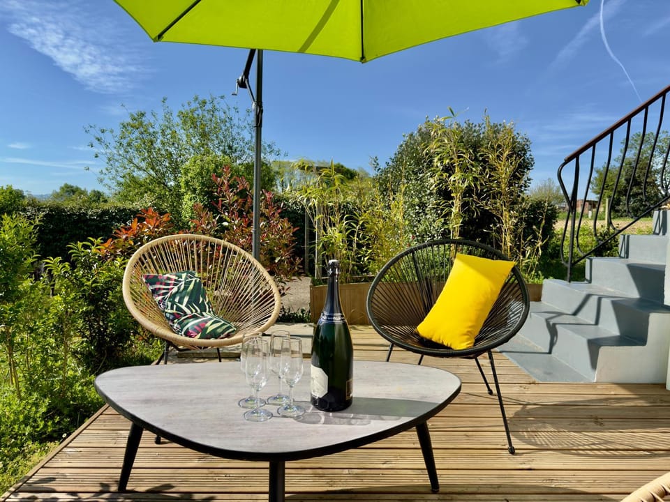 Patio, Spring, Day, Garden, View (from property/room), Balcony/Terrace, Dining area, Garden view