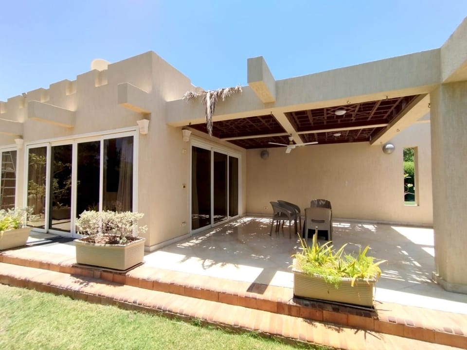 Property building, Patio, Day, Garden, Garden view