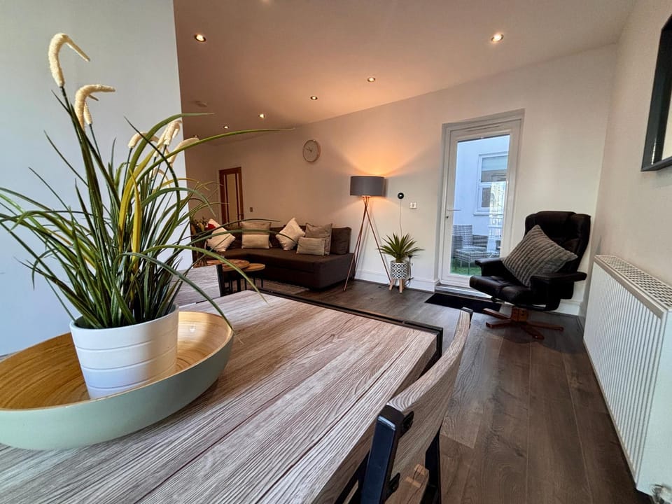 Franks Apt 1 - Outdoor Courtyard - Sleeps 6 Apartment in Blackpool