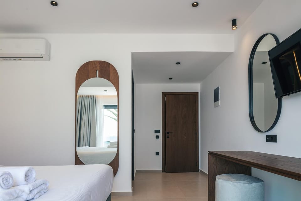 Bed, TV and multimedia, Bedroom