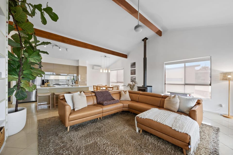 Communal lounge/ TV room, Kitchen or kitchenette, Living room, Photo of the whole room, Seating area, Dining area