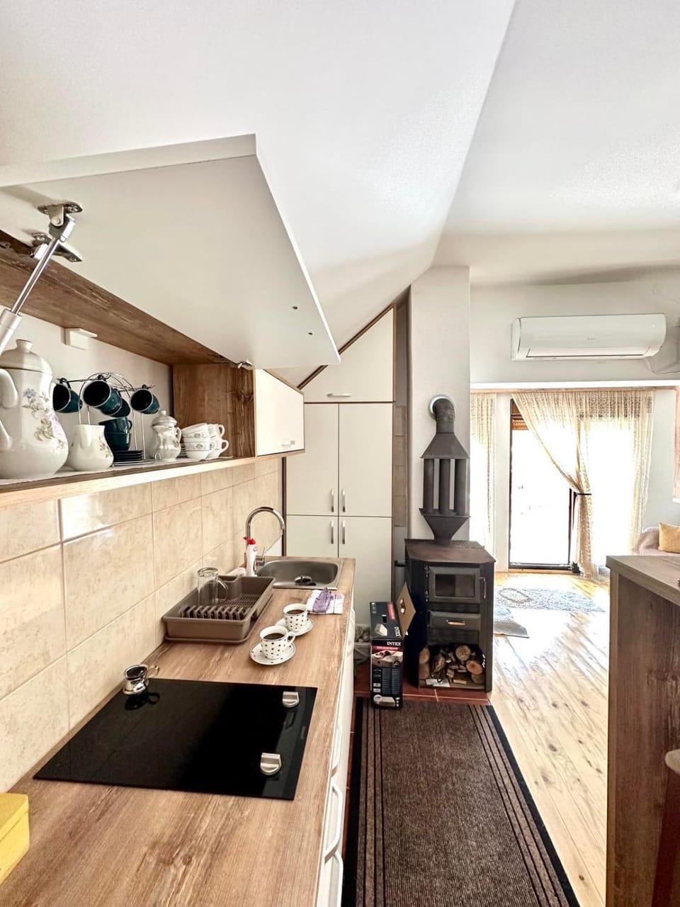 Kitchen or kitchenette, Dining area, oven, stove, air conditioner