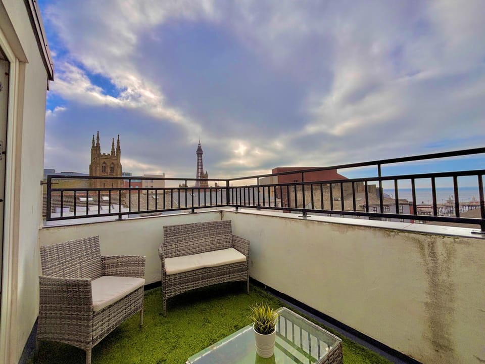 Franks Apt 4 - Roof Terrace - Sleeps 6 Apartment in Blackpool