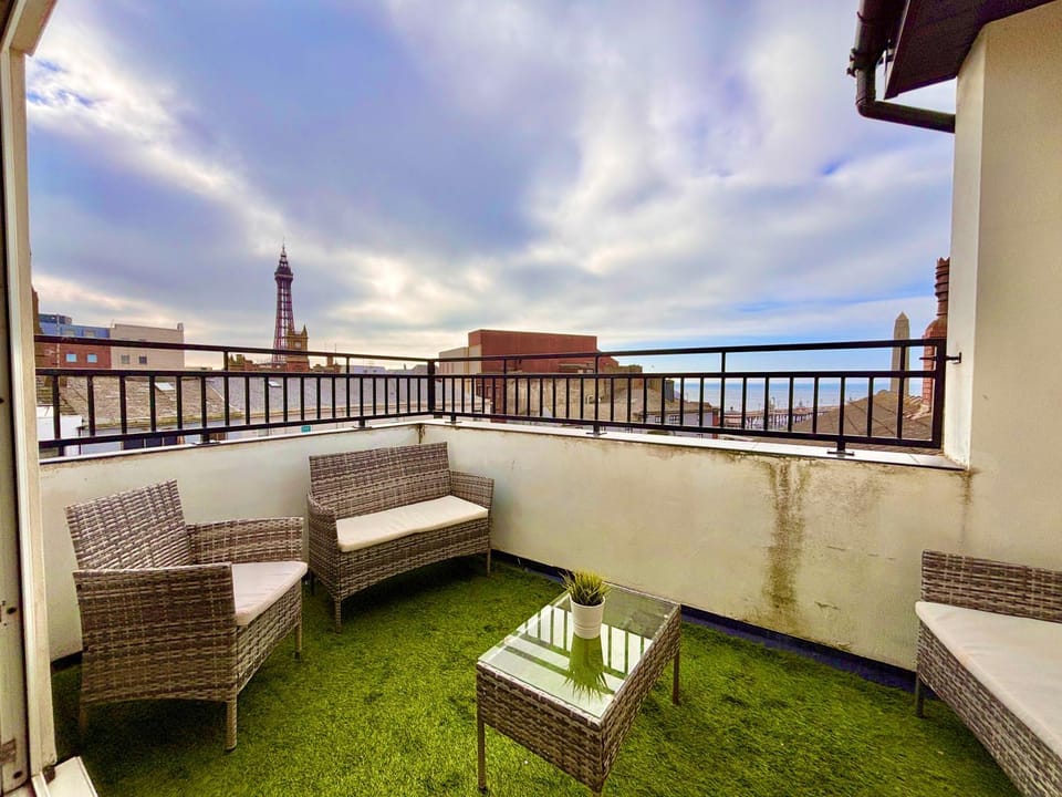 Franks Apt 4 - Roof Terrace - Sleeps 6 Apartment in Blackpool