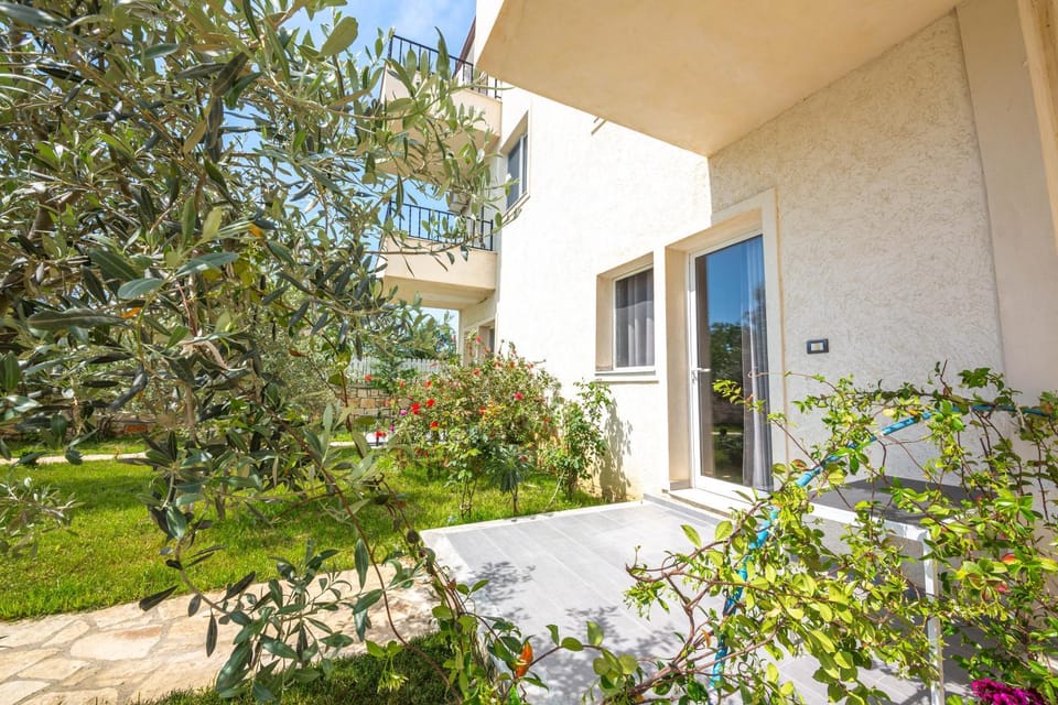 Facade/entrance, Garden, Garden