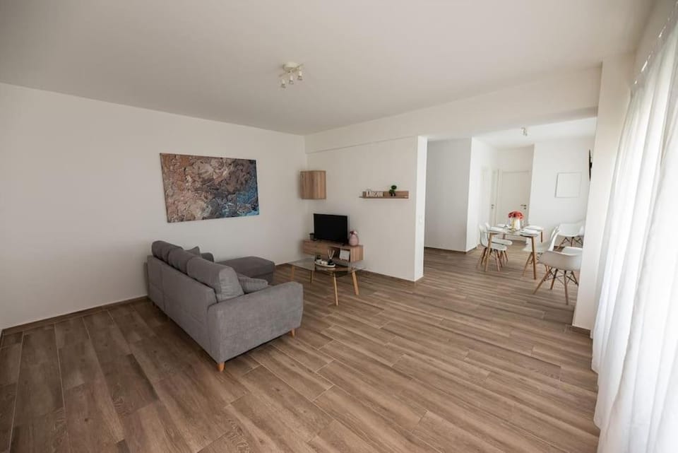 TV and multimedia, Seating area, Dining area