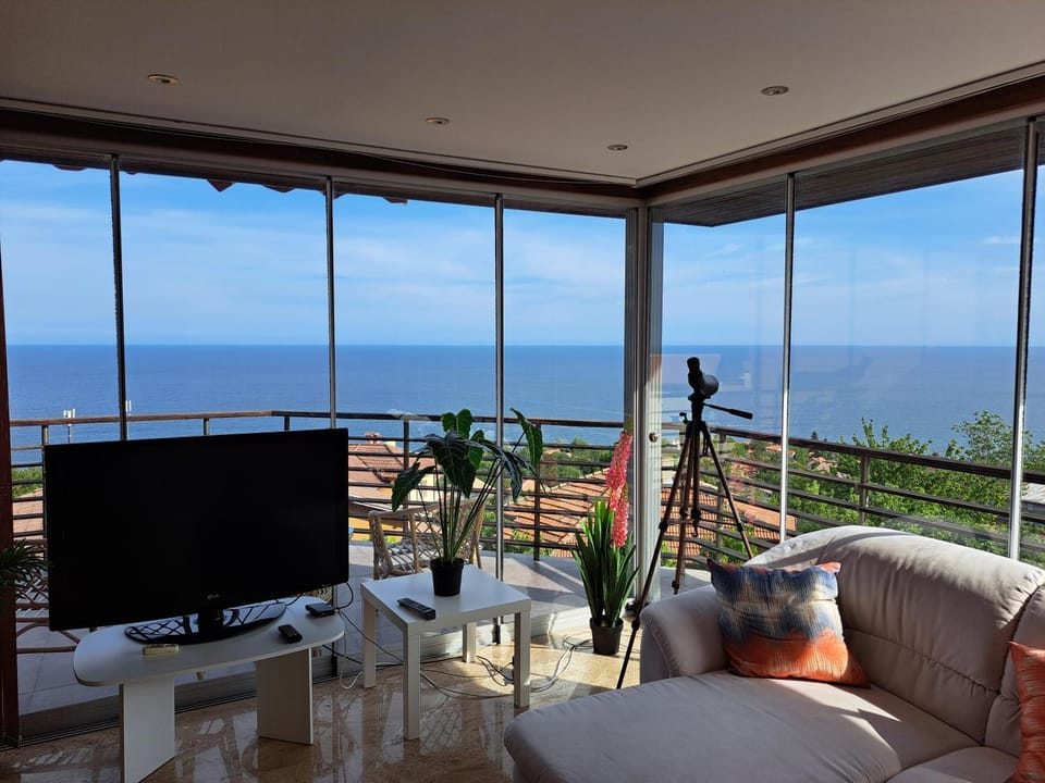 Communal lounge/ TV room, TV and multimedia, View (from property/room), Balcony/Terrace, Dining area, Sea view