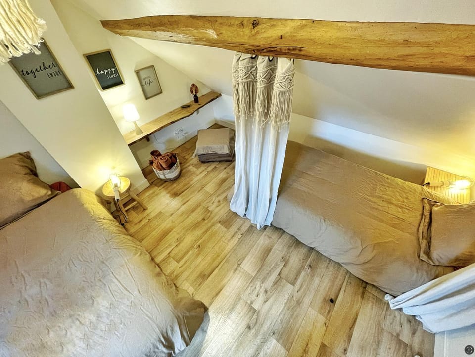 Bed, Photo of the whole room, Bedroom