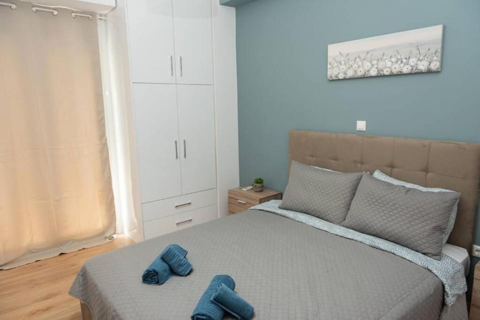 Bed, Bedroom, towels, wardrobe