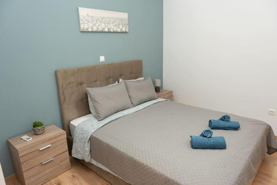 Bed, Bedroom, towels
