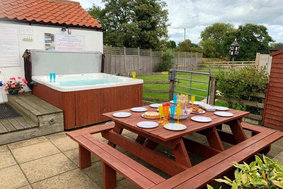 Patio, Natural landscape, Garden, Hot Tub, Garden view