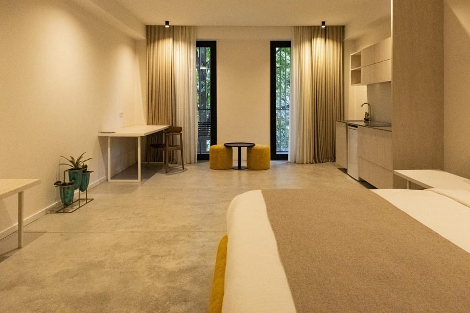 Bed, Kitchen or kitchenette, Seating area