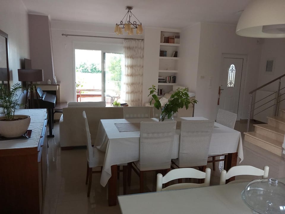 Living room, Seating area, Dining area