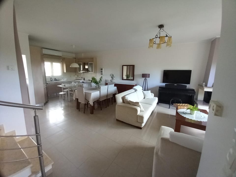 TV and multimedia, Living room, Seating area, Dining area