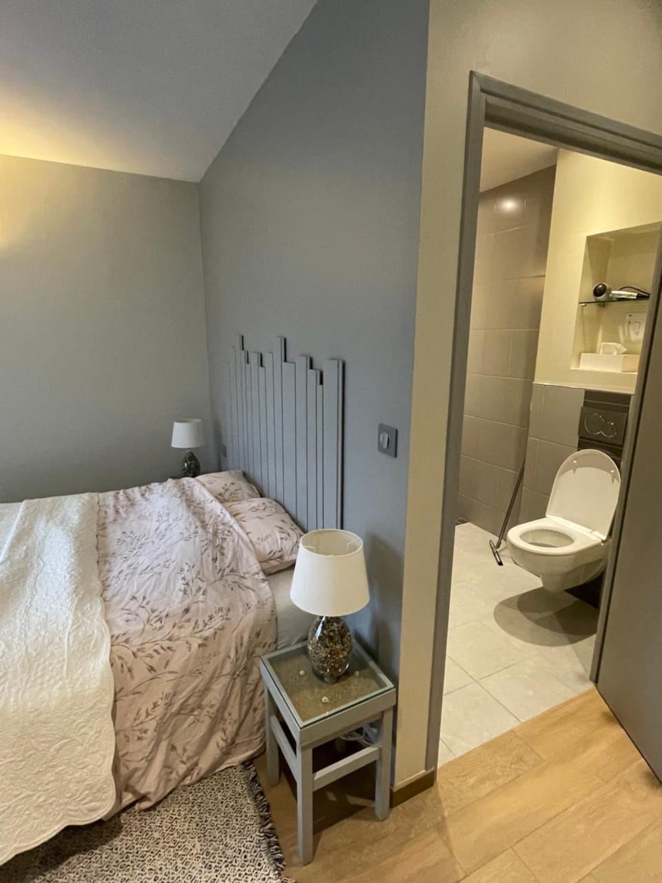Toilet, Bed, Bathroom, Bedroom, towels, acessibility