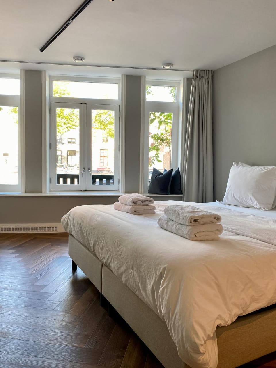 Bed, Bedroom, towels